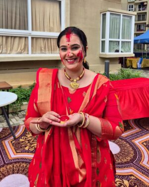 Sai Lokur Instagram - My first ever Sindoor khela! 
Shubho Vijaya 😊

#shubhovijaya #sindoorkhela #bengaligirl #bengalitradition #durgapuja #durgapuja