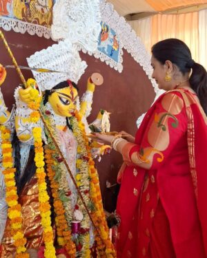 Sai Lokur Instagram - My first ever Sindoor khela! 
Shubho Vijaya 😊

#shubhovijaya #sindoorkhela #bengaligirl #bengalitradition #durgapuja #durgapuja