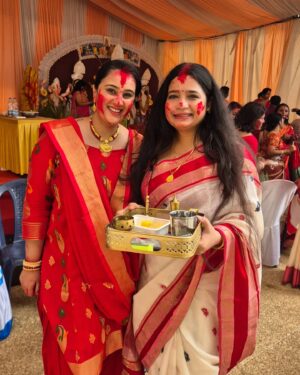 Sai Lokur Instagram - My first ever Sindoor khela! 
Shubho Vijaya 😊

#shubhovijaya #sindoorkhela #bengaligirl #bengalitradition #durgapuja #durgapuja