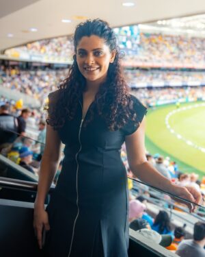 Saiyami Kher Instagram - I smile like a little girl every time I get to watch live sport, and it doesn’t get better or bigger than The Gabba! Ever since I was 8 years old, I’d wake up at 5 am, make excuses to skip school, and watch India take on Australia. I’d wake up and see Australia dominate at the Gabba. Then, in 2021, we witnessed history. @ajinkyarahane and his entire team conquered fortress Gabba! Gill’s 91, the Shardul-Washy partnership, Siraj’s five-fer, and the unforgettable Pant knock — it was all magical!

Thanks to Tourism Australia, I got to live this childhood dream. I got to watch the Gabba Test with fantastic seats and even better company! Sadly, the result wasn’t what we wanted, but as a cricket fan, I was just so happy to see Bumrah on fire. This game became even more special because I got to catch up with @bhogle_harsha , @michaelvaughan , @gilly381 , @haydos359 , @isaguha @davidwarner31 and watch them work their magic on commentary. After the match, I was heartbroken to hear that @rashwin99 has retired. He’s the most intelligent cricketer, who played the game like chess! I’ll really miss him and all his variations on the field.

This could possibly also be the last Test match on this historic ground, as it’s supposed to be broken down for renovations. So, lots of memories to take back with me.
1-1 see you’ll at Boxing Day 🙌🏽

@australia @queensland @visitbrisbane @cricketaustralia #hostedby @thegabbabrisbane #brisbaneanyday #thisisqueensland #seeaustralia