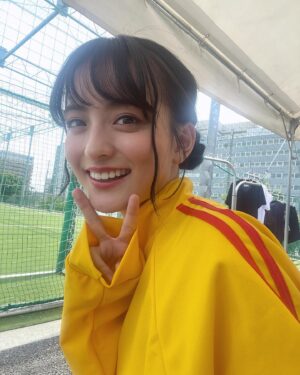 Saki Kiyoi Instagram - .
2024年ラスト✨✨

楽しむぞ〜〜〜😆

#2024#selfie#yellow#fashion#japan
#ジャージ#ヘアアレンジ#お団子#メイク
#スターダストプロモーション #清井咲希