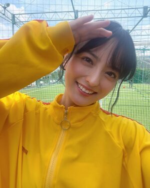 Saki Kiyoi Instagram - .
2024年ラスト✨✨

楽しむぞ〜〜〜😆

#2024#selfie#yellow#fashion#japan
#ジャージ#ヘアアレンジ#お団子#メイク
#スターダストプロモーション #清井咲希