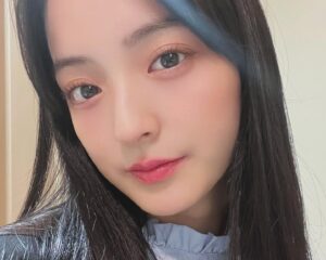 Saki Kiyoi Instagram - .
YSL BEAUTYの新作✨💄

＊YSL ザ　インクス　ヴィニルクリーム
＊YSL ザ　インクス　ブラークリーム
ハートの小窓がついたきゅんと可愛いパッケージで
インクのような華やかな発色が長時間続いてくれる♡
　

＊YSL メイクミーブラッシュ　パウダー
コロンとしたコンパクトサイズで
しっとりなめらかなつけ心地！
ふんわり発色してくれるんやけど
これが本当に可愛いの〜♡

カラーバリエーションも豊富なので
ぜひチェックしてみてね！

#YSLTHEINKS
#YSLメイクミーブラッシュ
#イヴサンローラン#メイクアップ#yslbeauty#pr