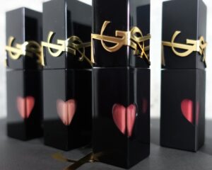 Saki Kiyoi Instagram - .
YSL BEAUTYの新作✨💄

＊YSL ザ　インクス　ヴィニルクリーム
＊YSL ザ　インクス　ブラークリーム
ハートの小窓がついたきゅんと可愛いパッケージで
インクのような華やかな発色が長時間続いてくれる♡
　

＊YSL メイクミーブラッシュ　パウダー
コロンとしたコンパクトサイズで
しっとりなめらかなつけ心地！
ふんわり発色してくれるんやけど
これが本当に可愛いの〜♡

カラーバリエーションも豊富なので
ぜひチェックしてみてね！

#YSLTHEINKS
#YSLメイクミーブラッシュ
#イヴサンローラン#メイクアップ#yslbeauty#pr