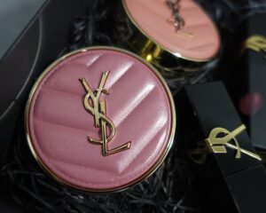 Saki Kiyoi Instagram - .
YSL BEAUTYの新作✨💄

＊YSL ザ　インクス　ヴィニルクリーム
＊YSL ザ　インクス　ブラークリーム
ハートの小窓がついたきゅんと可愛いパッケージで
インクのような華やかな発色が長時間続いてくれる♡
　

＊YSL メイクミーブラッシュ　パウダー
コロンとしたコンパクトサイズで
しっとりなめらかなつけ心地！
ふんわり発色してくれるんやけど
これが本当に可愛いの〜♡

カラーバリエーションも豊富なので
ぜひチェックしてみてね！

#YSLTHEINKS
#YSLメイクミーブラッシュ
#イヴサンローラン#メイクアップ#yslbeauty#pr