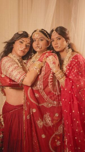 Sakshi Keswani Instagram - Love being WOMEN 🧿
outfit: @anjanabohra_official 
Jewelleries: @mortantra 
Decor by: @sajaavat_17 
Shot by: @piyushtanpureandco 
Suku & Radhika MUA: @blushandglowbyzeel
Vishakha MUA: @vishakharanjanmakeup
Suku & Radhika’s Hairstyles by: @pritisingh_the_artist
Vishakha’s hairstyle: @hairby_mishthi