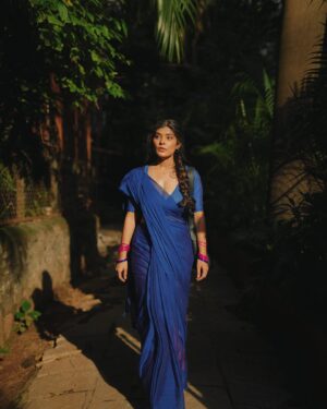 Sakshi Keswani Instagram - चाँद हूँ 🌙

Beautiful saree is from- @hutsandlooms 
📸- @chirag_bhadaniya 
Makeup- @glambypallavi 
Hair- @_manishaamakwana