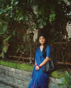Sakshi Keswani Instagram - चाँद हूँ 🌙

Beautiful saree is from- @hutsandlooms 
📸- @chirag_bhadaniya 
Makeup- @glambypallavi 
Hair- @_manishaamakwana