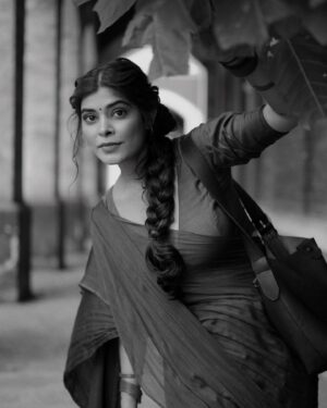Sakshi Keswani Instagram - चाँद हूँ 🌙

Beautiful saree is from- @hutsandlooms 
📸- @chirag_bhadaniya 
Makeup- @glambypallavi 
Hair- @_manishaamakwana