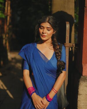 Sakshi Keswani Instagram - चाँद हूँ 🌙

Beautiful saree is from- @hutsandlooms 
📸- @chirag_bhadaniya 
Makeup- @glambypallavi 
Hair- @_manishaamakwana