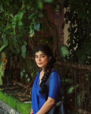 Sakshi Keswani Instagram - चाँद हूँ 🌙

Beautiful saree is from- @hutsandlooms 
📸- @chirag_bhadaniya 
Makeup- @glambypallavi 
Hair- @_manishaamakwana