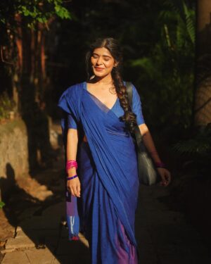 Sakshi Keswani Instagram - चाँद हूँ 🌙

Beautiful saree is from- @hutsandlooms 
📸- @chirag_bhadaniya 
Makeup- @glambypallavi 
Hair- @_manishaamakwana