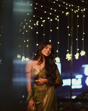 Sakshi Keswani Instagram - Kabhi fire cracker kabhi sutli boom ❤️🎇

Wearing @swtantraofficial @oakpinionpr
Jewellery @ajnaaofficial