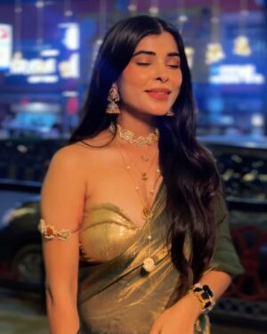Sakshi Keswani Instagram - Kabhi fire cracker kabhi sutli boom ❤️🎇

Wearing @swtantraofficial @oakpinionpr
Jewellery @ajnaaofficial