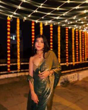 Sakshi Keswani Instagram - Kabhi fire cracker kabhi sutli boom ❤️🎇

Wearing @swtantraofficial @oakpinionpr
Jewellery @ajnaaofficial