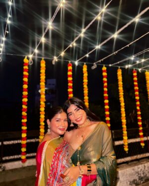 Sakshi Keswani Instagram - Kabhi fire cracker kabhi sutli boom ❤️🎇

Wearing @swtantraofficial @oakpinionpr
Jewellery @ajnaaofficial
