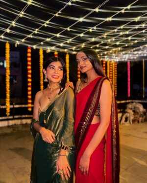 Sakshi Keswani Instagram - Kabhi fire cracker kabhi sutli boom ❤️🎇

Wearing @swtantraofficial @oakpinionpr
Jewellery @ajnaaofficial