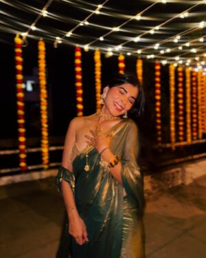 Sakshi Keswani Instagram - Kabhi fire cracker kabhi sutli boom ❤️🎇

Wearing @swtantraofficial @oakpinionpr
Jewellery @ajnaaofficial