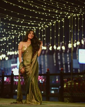 Sakshi Keswani Instagram - Kabhi fire cracker kabhi sutli boom ❤️🎇

Wearing @swtantraofficial @oakpinionpr
Jewellery @ajnaaofficial