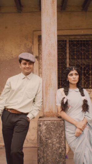 Sakshi Keswani Instagram - Itna na mujhse tu pyaar jata.
.
.
.
With- @joshi_sunkalp 
Cinematographer- @abhinav.films_ 
Written by me,assisted by @joshi_sunkalp 
Directed by yours truely. 
My beautiful saree - @joviindia
Special thanks @twishashah11  @25.harshad ❤️