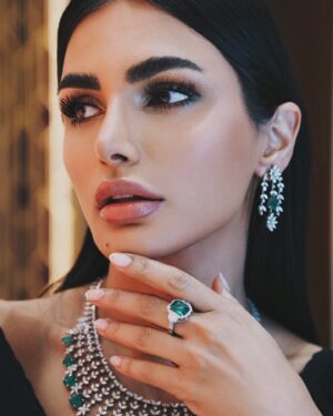 Sama Zakeri Instagram - It was a delight to explore the exquisite creations at Artistry by Malabar Gold & Diamonds @artistrybymgd ✨. Featuring meticulously handcrafted masterpieces by skilled artisans, the showroom radiates a perfect blend of sophistication elegance and luxury.

📍Dubai Hills Mall 
#ArtistryByMGD #DubaiHillsMall #malabargoldanddiamonds