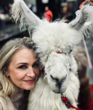 Samantha Smith Instagram - Totally fangirling over @caesarthenodramallama ♥️♥️♥️🦙🙌🏼 

#fanexpoportland