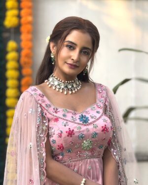 Sambhabana Mohanty Instagram - "उनसे नज़रें क्या मिलीं, रौशन फिज़ाएँ हो गयीं
आज जाना प्यार की, जादूगरी क्या चीज़ है"

👗: @nishabedii
📸 : @aayushree_sangle

#sambhabanamohanty #kritika #sumanindori