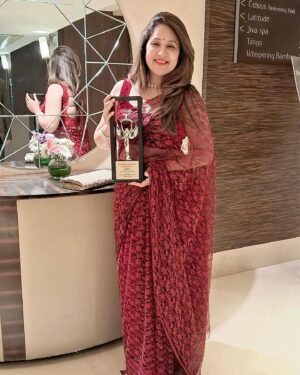 Sampada Vaze Instagram - Grateful! 🙏🏼Proud recipient of the @maharashtraratngauravpuraskaar 
Special thank you to 
@vishalbgore 
@shalini_foundation 
@celebrityindianews
#marathi #maharashtra #indianactor