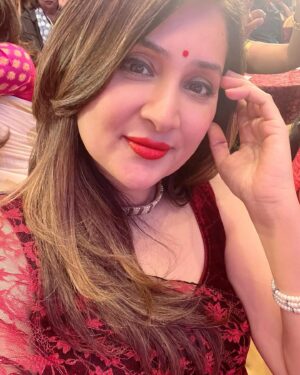 Sampada Vaze Instagram - Grateful! 🙏🏼Proud recipient of the @maharashtraratngauravpuraskaar 
Special thank you to 
@vishalbgore 
@shalini_foundation 
@celebrityindianews
#marathi #maharashtra #indianactor