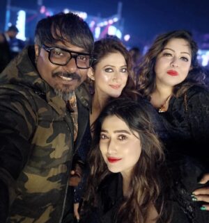 Sampurna Lahiri Instagram - The best way to predict the future is to create it. Let’s make 2025 extraordinary! ❤️✨🎉💫🥂
.
.
#newyear #happynewyear2025 #newbeginnings #positivity #goodvibes #happiness #luck #love #prosperity #light