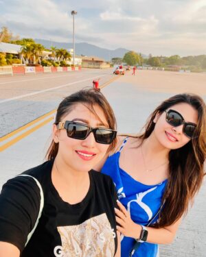 Sampurna Lahiri Instagram - ‘সব ভালো যার শেষ ভালো তার’….

@ayantikaghoshbasu 
.
#travel #ocean #traveldiaries #girlstrip #photodump #love #happiness #fun #life