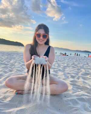 Sampurna Lahiri Instagram - 🏖️🐚☀️🌊
.
#beach #sand #fun #sunnyday #sunkissed #vibe #mood #love #ocean