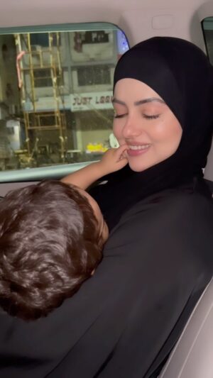 Sana Khan Instagram - It’s so funny how we speak to our little angels 😂🤪

May Allah guide us to raise our children with best of the character & remembrance of Allah in every aspect of their lives 

#sanakhan #anassaiyad #saiyadtariqjamil #funtime #babytalks