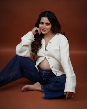 Sana Sayyad Instagram - There’s nothing like a brand new pair of GENES !!! our little miracle is on the way 🥹❤️ #autumnbaby 

Shoot Conceptualised By:- @nehaadhvikmahajan 

💄MUA, Hair & Styling :- 
@nehaadhvikmahajan 

Assisted By :- Students Team @imuseacademy

📸:- @abhay_r_kirti

Jewellery :- @omsons_bridal_store

Location📍:- @studioimuse
