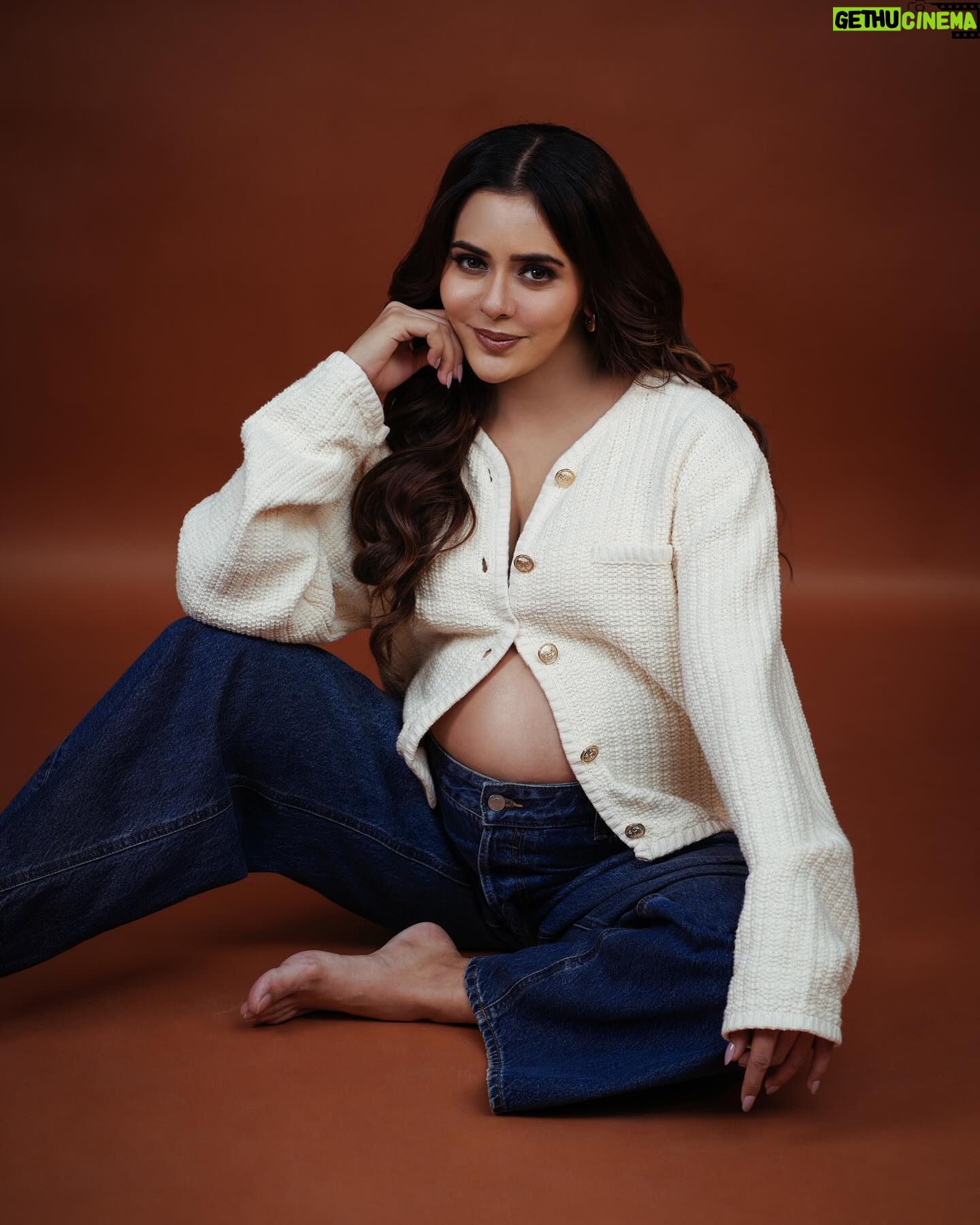 Sana Sayyad - 115.3K Likes - There’s nothing like a brand new pair of GENES !!! our little miracle is on the way 🥹❤️ #autumnbaby
Shoot Conceptualised By:- @nehaadhvikmahajan
💄MUA, Hair & Styling :-
@nehaadhvikmahajan
Assisted By :- Students Team @imuseacademy
📸:- @abhay_r_kirti
Jewellery :- @omsons_bridal_store
Location📍:- @studioimuse