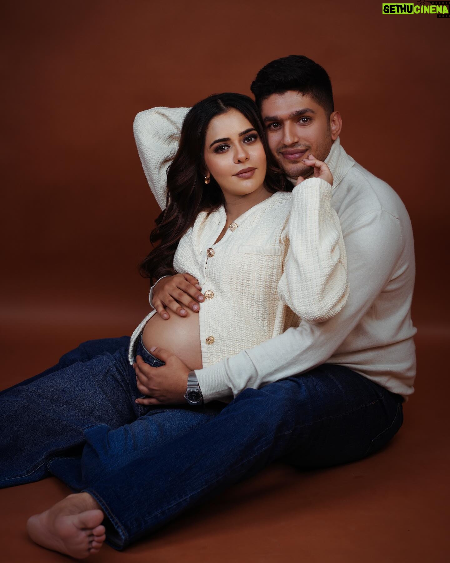Sana Sayyad - 115.3K Likes - There’s nothing like a brand new pair of GENES !!! our little miracle is on the way 🥹❤️ #autumnbaby
Shoot Conceptualised By:- @nehaadhvikmahajan
💄MUA, Hair & Styling :-
@nehaadhvikmahajan
Assisted By :- Students Team @imuseacademy
📸:- @abhay_r_kirti
Jewellery :- @omsons_bridal_store
Location📍:- @studioimuse