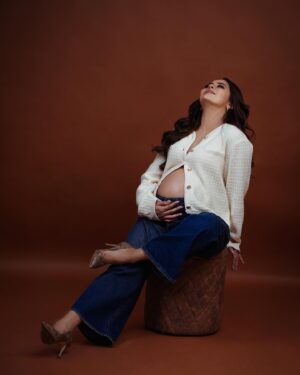 Sana Sayyad Instagram - There’s nothing like a brand new pair of GENES !!! our little miracle is on the way 🥹❤️ #autumnbaby 

Shoot Conceptualised By:- @nehaadhvikmahajan 

💄MUA, Hair & Styling :- 
@nehaadhvikmahajan 

Assisted By :- Students Team @imuseacademy

📸:- @abhay_r_kirti

Jewellery :- @omsons_bridal_store

Location📍:- @studioimuse