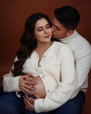 Sana Sayyad Instagram - There’s nothing like a brand new pair of GENES !!! our little miracle is on the way 🥹❤️ #autumnbaby 

Shoot Conceptualised By:- @nehaadhvikmahajan 

💄MUA, Hair & Styling :- 
@nehaadhvikmahajan 

Assisted By :- Students Team @imuseacademy

📸:- @abhay_r_kirti

Jewellery :- @omsons_bridal_store

Location📍:- @studioimuse