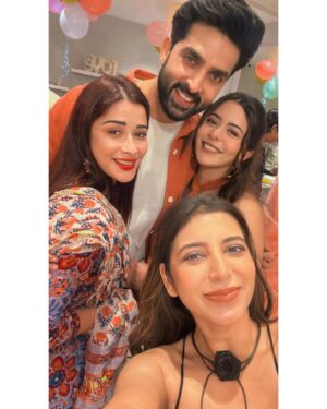 Sana Sayyad Instagram - Congratulations our darlings @sana_sayyad29 @imzi995 on being blessed with this cutest bundle of joy, li’l Angel “Imaan” 👼
May she forever fill your lives with Sunshine and hearts with Love 💐❤️🥳