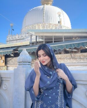 Sana Sultan Instagram - Khwaja Garib Nawaz🥹🤲🏻❤️
“आपके दर से कोई ना खाली गया
अपने दामन को भर के सवाली गया” 🫰🏻
Allhumdulillah unplanned visit is always the Best… Baba ka bulawa aaya aur hum aagaye vo bhi itne mubarak waqt par…Urs Chatti Sharif 🫰🏻 Best Way to begin my year…2025❤️💓