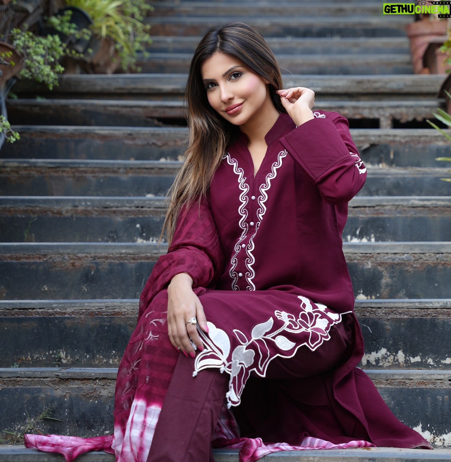 Sana Sultan - 213K Likes - “Jane-tammana, jaane aada hu
Tune jo maangi thi Rab se wo he Dua hu
Hamari mohobbat ko aam samjhne walo
Ishq-e-farz ko bhi kaam samjhnewalo
Ishq bohot kamaal ka hota hai
Mehboob se pyar naik Amaal sa hota hai” ~ written by
Sana Sultan (Aala girl)🫰🏻🥰