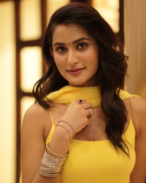 Sanchi Rai Instagram - ✨💛

📸- @devxdavid 
👗- @stylingbyvictor 
💄- @vinitatutejamua 
@zeemusiccompany 

#instagood #love #fashion #explore #explorepage #indian