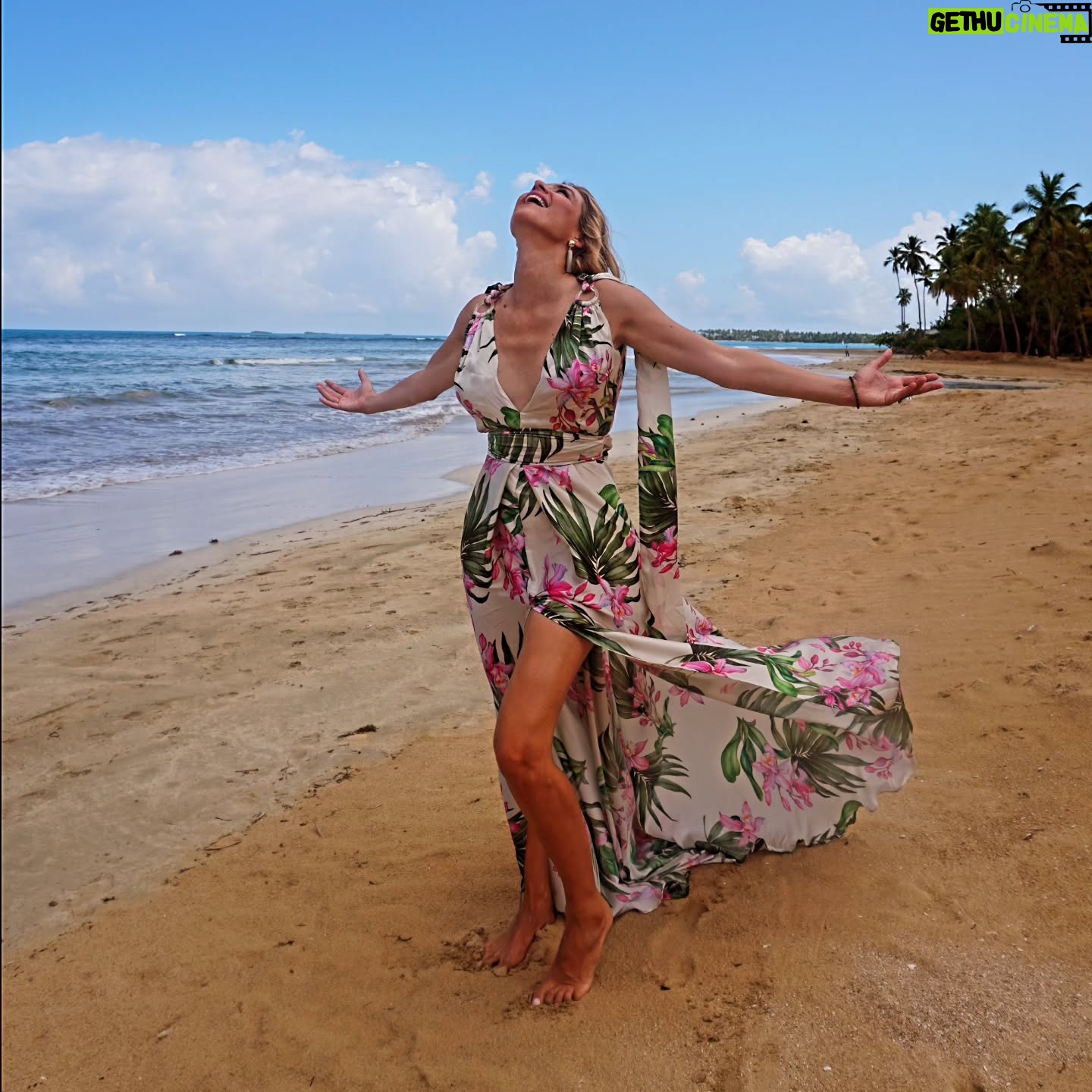 Sandra Barneda - 21.1K Likes - Faltan 2 días
Para que comience la 8 Temporada de #lasisladelastentaciones
La aventura comienza
Siempre es un misterio cómo la vais a recibir pero un año más... nos hemos dejado la piel para que salga redonda.
Agradezco a Juanra, a Mery, a Angel, a Angeles, a Ruth, a Cuqui, a Mayte, a Pepa.... a toda producción, redaccion, cámaras, sonido, edición, realización...
Y por supuesto a Los VALIENT@S
Las parejas que han decidido vivir con todas las consecuencias esta Isla de tentacion.
El 6 de enero ¡ Comenzamos! La 8!!!
🐍🌴🔥
.
.
.
#lasisladelastentaciones8 #Tentaciones #nuevatemporada #estreno