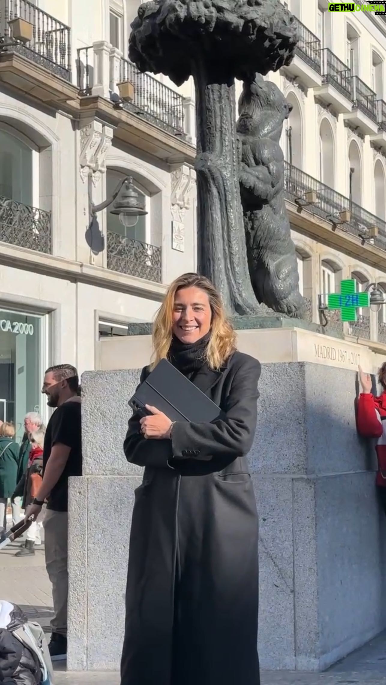 Sandra Barneda - 35.7K Likes - TENGO IMÁGENES PARA ELLOS 🚨 He salido a la calle con la tablet para celebrar el estreno de @islatentaciones el lunes 6 de enero y ha pasado esto… 😂
¿Cómo reaccionarías tú al verme por la calle con una tablet? #LaIslaDeLasTentaciones