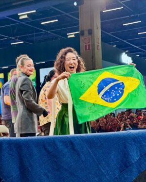 Sandra Oh Instagram - Oi Brasil 🇧🇷! Eu te amo! ❤️
Had the great fortune to bring @invincible.hq S3 to CCXP with @gillian__jacobs and @walkingdeadrts and meet the amazing fans in Brasil! 🫶💚💛💙!!!
Have a wonderful holiday All! (More Brazil to come…)