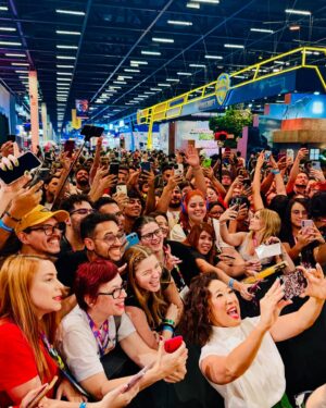 Sandra Oh Instagram - Oi Brasil 🇧🇷! Eu te amo! ❤️
Had the great fortune to bring @invincible.hq S3 to CCXP with @gillian__jacobs and @walkingdeadrts and meet the amazing fans in Brasil! 🫶💚💛💙!!!
Have a wonderful holiday All! (More Brazil to come…)