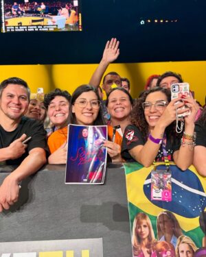 Sandra Oh Instagram - Oi Brasil 🇧🇷! Eu te amo! ❤️
Had the great fortune to bring @invincible.hq S3 to CCXP with @gillian__jacobs and @walkingdeadrts and meet the amazing fans in Brasil! 🫶💚💛💙!!!
Have a wonderful holiday All! (More Brazil to come…)