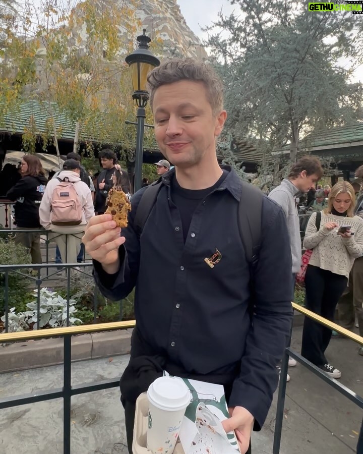 Sandy - 325.3K Likes - Hoje é dia desse “cemporcentista” profissional, influencer barista, ator-modelo-dançarino, cantor, multi-instrumentista e melhor pai que você respeita!! E eu desejo sonhos realizados e toda alegria que ele planta no mundo e que ele merece!! 🙏🏻🤍
PS: É claro q tinha que ter imagem dele na Disney e comendo um docinho, né? Hehehe…
E hoje tb é dia dessa cunhadinha diva maravilhosa, mulher potente, criativa, livre, corajosa, super mãe e esposa, que merece toda poesia e tudo de mais lindo do mundo. 🙌🏻💜
Deixem aqui todo amor, carinho, respeito e muitas coisas bonitas que possam enfeitar o dia desses dois gauchinhos amados! 🥰