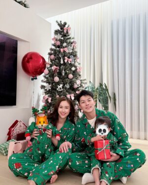 Sandy Wu Instagram - #sandywuofficial

Merry Christmas 2024
🎄🎄🎄🎄🎄
It’s the four of us this year!
愛你們，我的家人，我的親愛的寶貝們！

🌟

今年聖誕儀式感有超前部署！

我好像是十月就都買好了全家福睡衣套組以及聖誕裝飾。
去年太慢意識到很多小東西需要提前預訂，
搞到聖誕當天急急忙忙嚇爛媽媽我。
所以，家庭主婦果然是需要連年訓練，
一次次累積經驗值，每年都預備最高滿血量，
打一場堅持要家庭儀式感的文化之仗！

超可愛史努比peanuts 睡衣是在Amazon買的，
這次找到材質不錯還可以真的當睡衣續穿這個冬季，
只是尺寸真的太大（太長了啦走路會跌倒你們外國人實在是齁）
聖誕樹的主題是為了迎接蒔五的到來，
粉紅色蝴蝶結🎀粉紅色ornaments 全家一起裝飾掛好，
咦，對欸，我有錄縮時⋯啊影片咧？

今年的聖誕節心裡有很多感觸，
但要細想一個道理⋯
聖誕節是耶穌生日，
我們怎麼能參加人家birthday boy的生日，
賓客彼此互送禮物，卻完全沒帶禮物給耶穌咧？
如果來不及準備，就把你自己當作禮物吧！

It’s all worth it! I promise.
May you and your family be deeply loved and cherished.