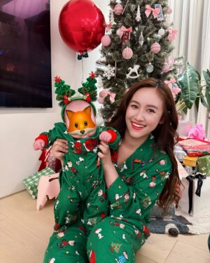 Sandy Wu Instagram - #sandywuofficial

Merry Christmas 2024
🎄🎄🎄🎄🎄
It’s the four of us this year!
愛你們，我的家人，我的親愛的寶貝們！

🌟

今年聖誕儀式感有超前部署！

我好像是十月就都買好了全家福睡衣套組以及聖誕裝飾。
去年太慢意識到很多小東西需要提前預訂，
搞到聖誕當天急急忙忙嚇爛媽媽我。
所以，家庭主婦果然是需要連年訓練，
一次次累積經驗值，每年都預備最高滿血量，
打一場堅持要家庭儀式感的文化之仗！

超可愛史努比peanuts 睡衣是在Amazon買的，
這次找到材質不錯還可以真的當睡衣續穿這個冬季，
只是尺寸真的太大（太長了啦走路會跌倒你們外國人實在是齁）
聖誕樹的主題是為了迎接蒔五的到來，
粉紅色蝴蝶結🎀粉紅色ornaments 全家一起裝飾掛好，
咦，對欸，我有錄縮時⋯啊影片咧？

今年的聖誕節心裡有很多感觸，
但要細想一個道理⋯
聖誕節是耶穌生日，
我們怎麼能參加人家birthday boy的生日，
賓客彼此互送禮物，卻完全沒帶禮物給耶穌咧？
如果來不及準備，就把你自己當作禮物吧！

It’s all worth it! I promise.
May you and your family be deeply loved and cherished.